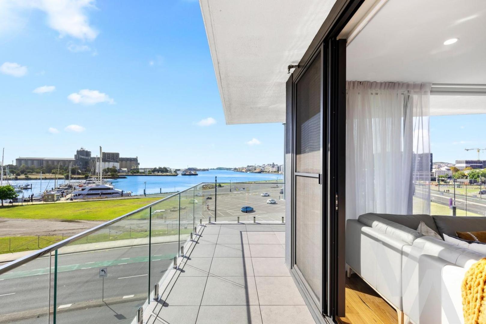 Harbour Towers, Newcastle'S Elite Apartment Stays, Free Parking & Tram Access Buitenkant foto